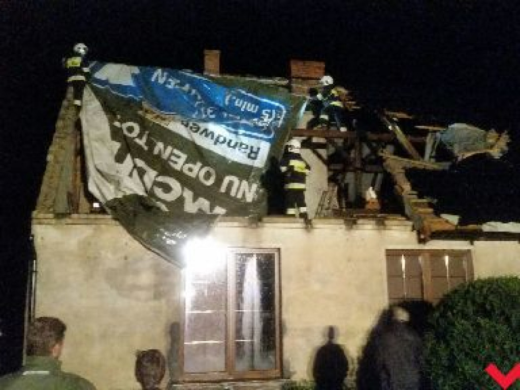 Zerwane dachy, powalone drzewa. Strażacy mają pełne ręce roboty