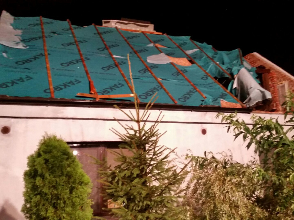 Zerwane dachy, powalone drzewa. Strażacy mają pełne ręce roboty