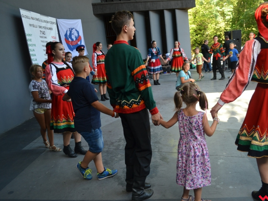 Wszystkie kolory folkloru w amfiteatrze