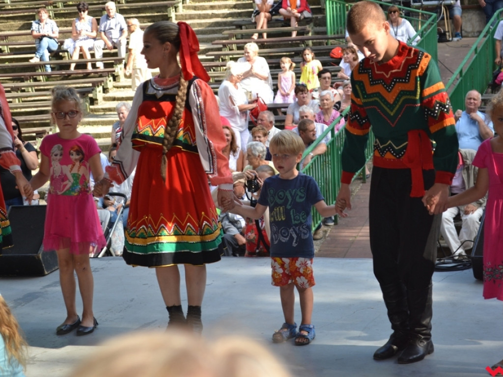 Wszystkie kolory folkloru w amfiteatrze