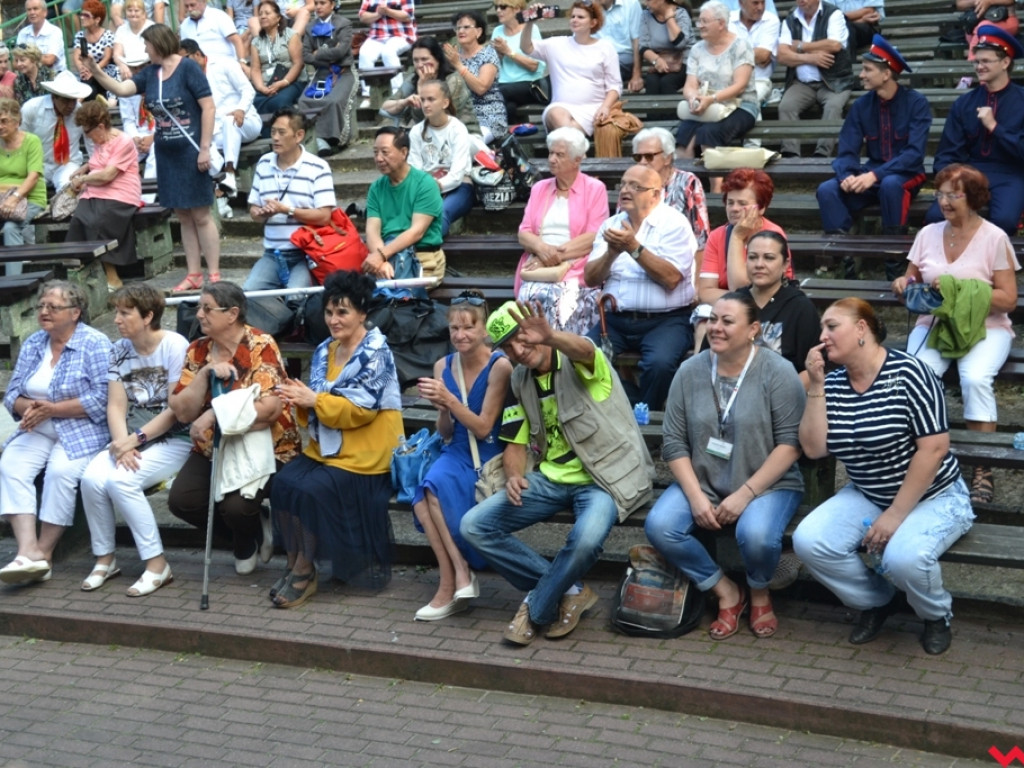 Wszystkie kolory folkloru w amfiteatrze