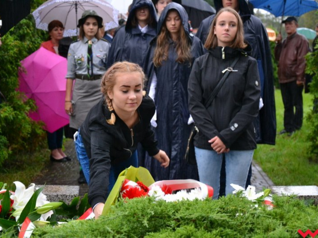 Deszcz nie zniechęcił lokalnych patriotów. Rocznica wybuchu wojny upamiętniona
