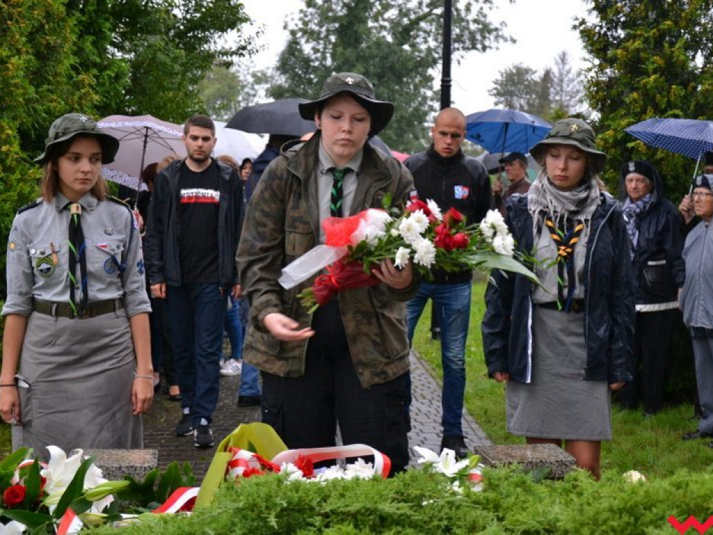 Deszcz nie zniechęcił lokalnych patriotów. Rocznica wybuchu wojny upamiętniona