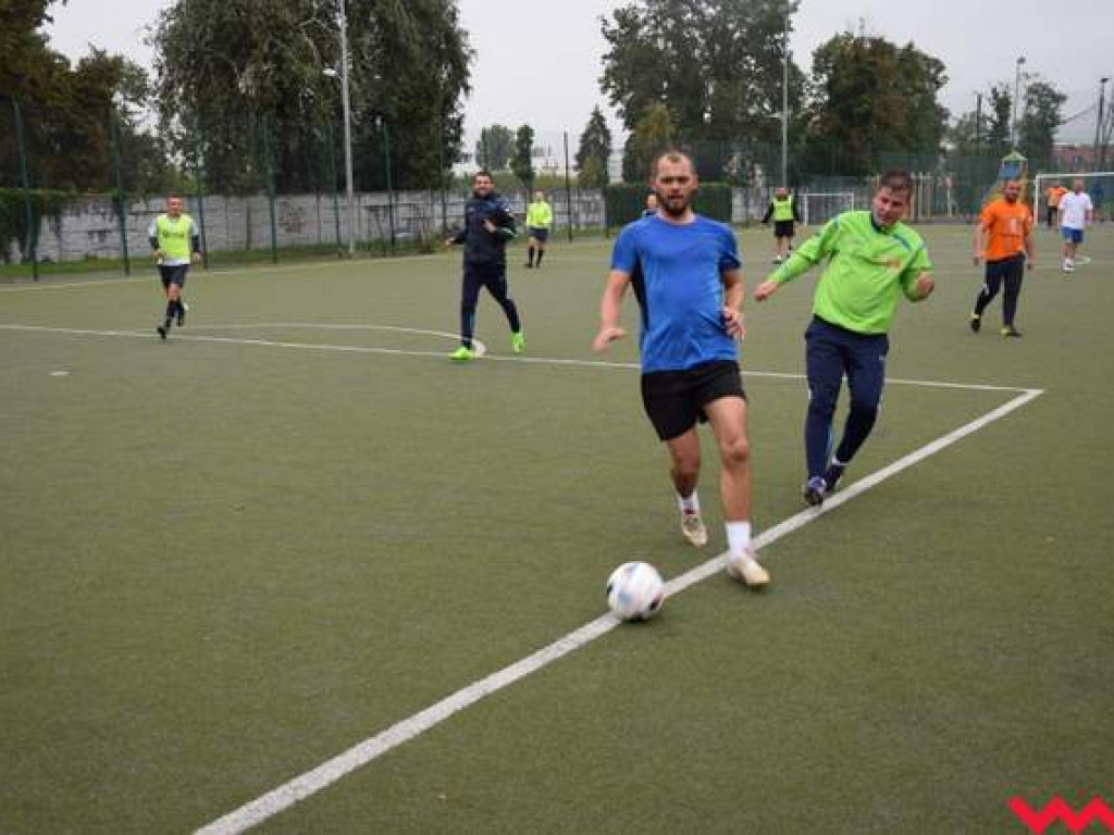 Rodzinny Turniej Szkółki Piłkarskiej Fox. Pogoda rodzicom nie była straszna.