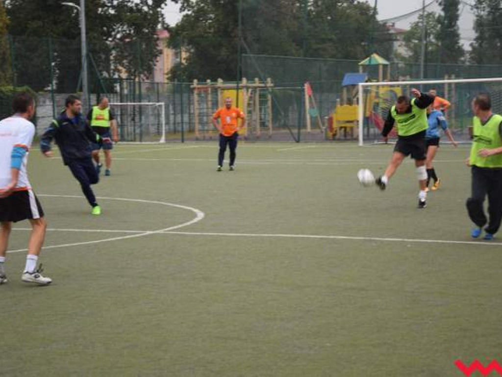Rodzinny Turniej Szkółki Piłkarskiej Fox. Pogoda rodzicom nie była straszna.