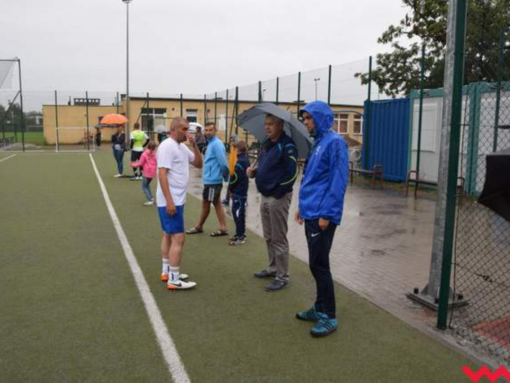 Rodzinny Turniej Szkółki Piłkarskiej Fox. Pogoda rodzicom nie była straszna.