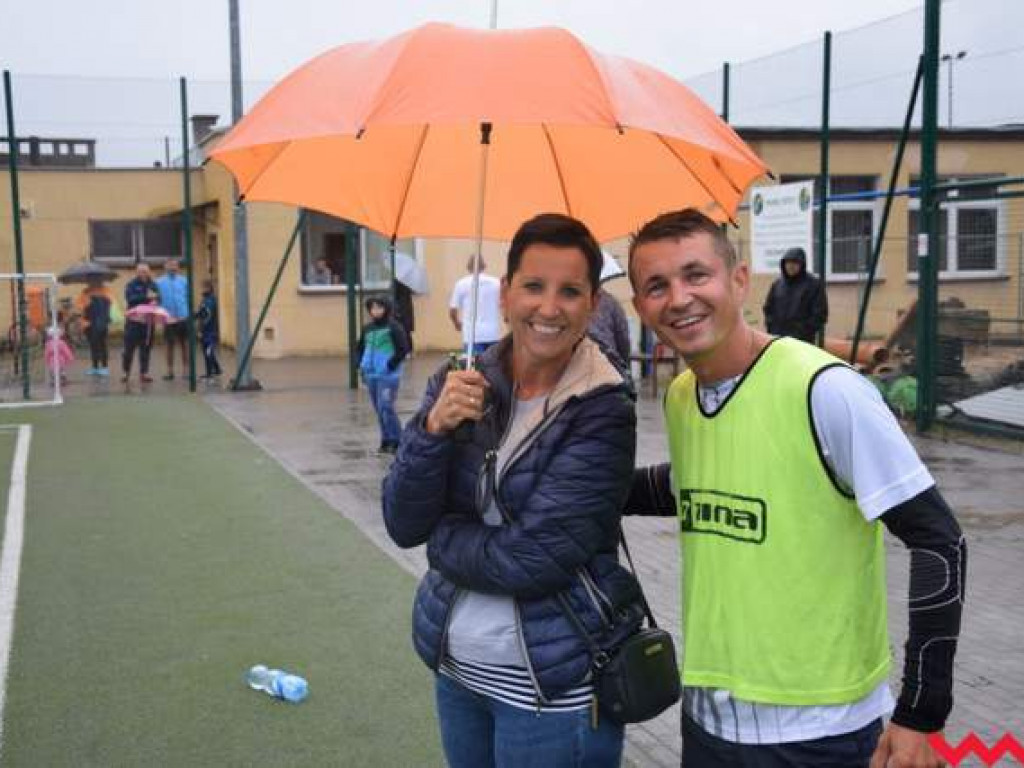 Rodzinny Turniej Szkółki Piłkarskiej Fox. Pogoda rodzicom nie była straszna.