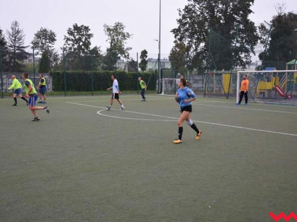 Rodzinny Turniej Szkółki Piłkarskiej Fox. Pogoda rodzicom nie była straszna.