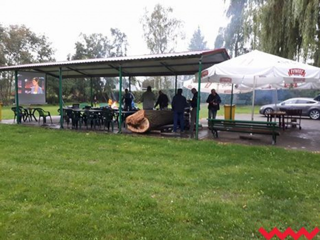 Rodzinny Turniej Szkółki Piłkarskiej Fox. Pogoda rodzicom nie była straszna.