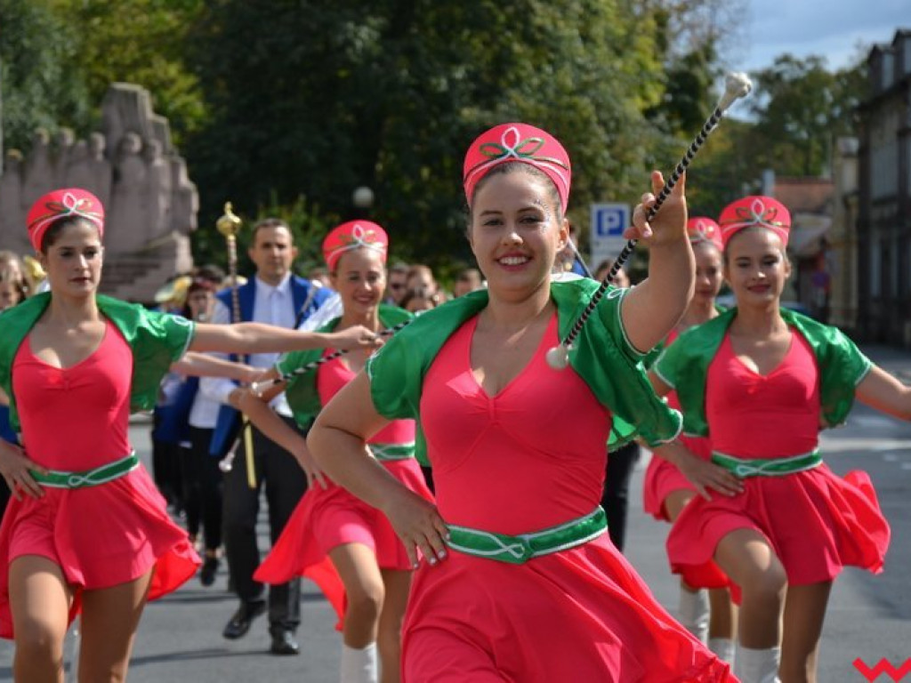 W marszu, w tańcu i na leżąco. Orkiestry znowu opanowały Wrześnię