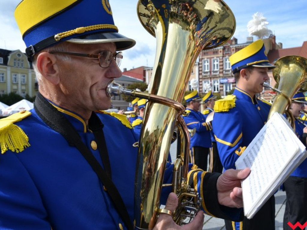 W marszu, w tańcu i na leżąco. Orkiestry znowu opanowały Wrześnię
