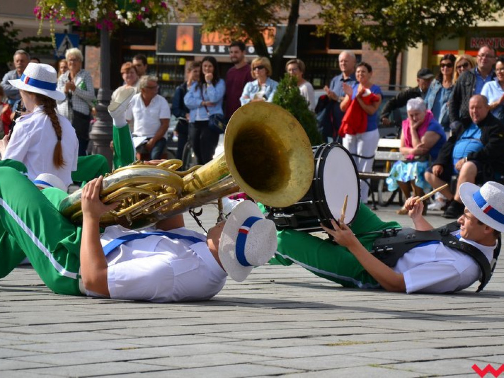 W marszu, w tańcu i na leżąco. Orkiestry znowu opanowały Wrześnię
