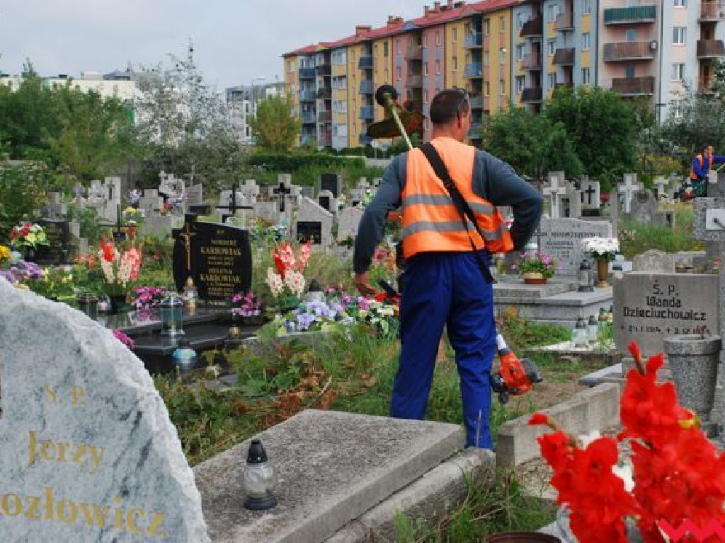 Prace porządkowe jako reedukacja na wrzesińskim cmentarzu parafialnym przy ul. Gnieźnieńskiej