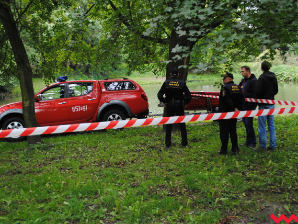 Dramat w Parku Hrabiny. Zwłoki mężczyzny znaleziono w stawku. Prokuratura prowadzi śledztwo w sprawie