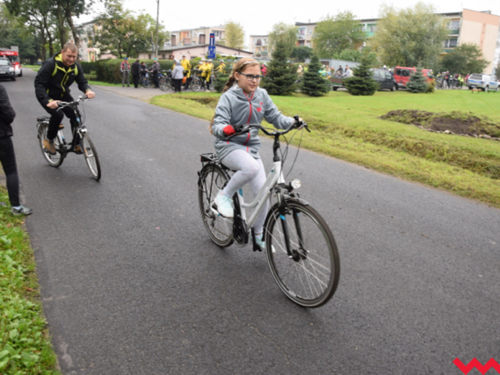Rodzinna przejażdżka szlakiem babiego lata. Spore zainteresowanie rajdem rowerowym mimo niepogody