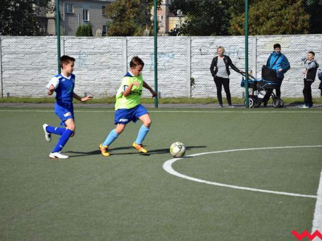 Rozgrywki Szkółki Piłkarskiej Fox nie zwalniają. W sobotę adpetom futbolu dopisywała pogoda