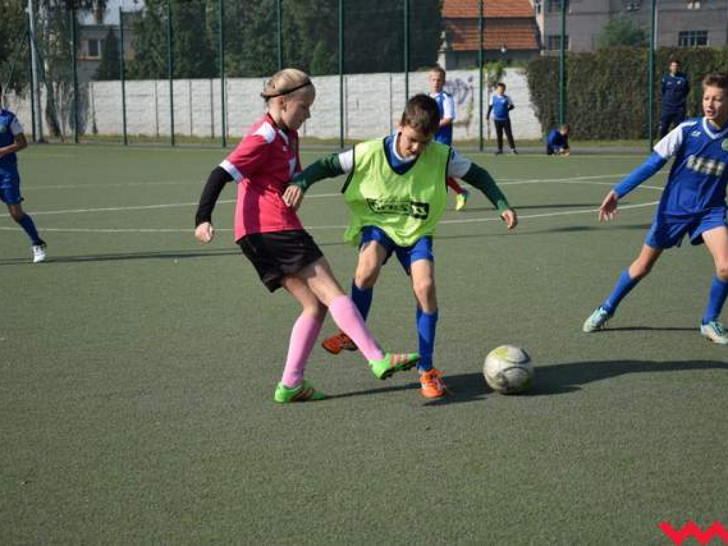 Rozgrywki Szkółki Piłkarskiej Fox nie zwalniają. W sobotę adpetom futbolu dopisywała pogoda
