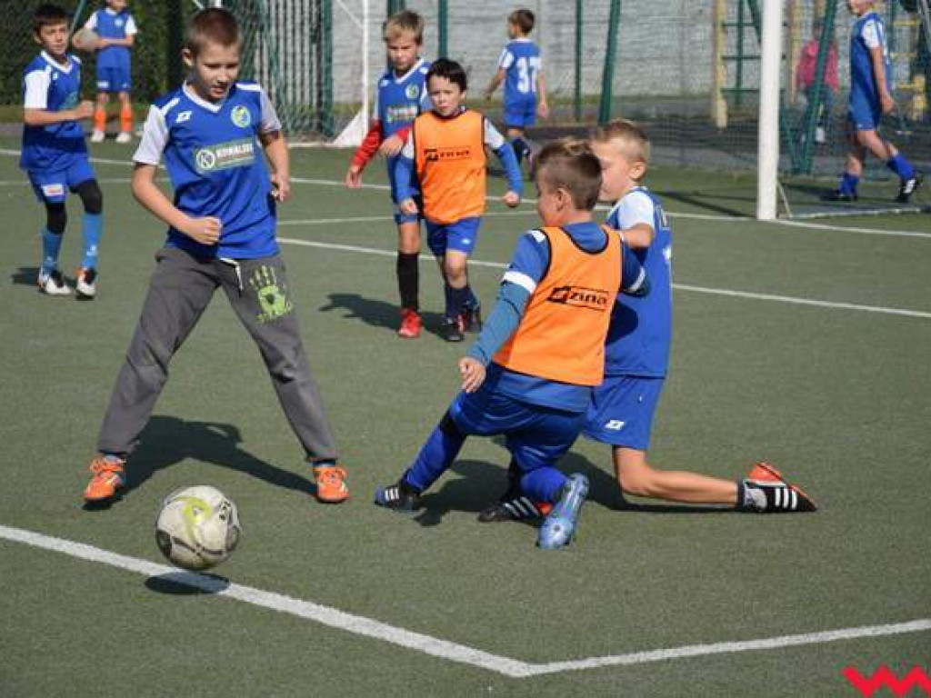 Rozgrywki Szkółki Piłkarskiej Fox nie zwalniają. W sobotę adpetom futbolu dopisywała pogoda
