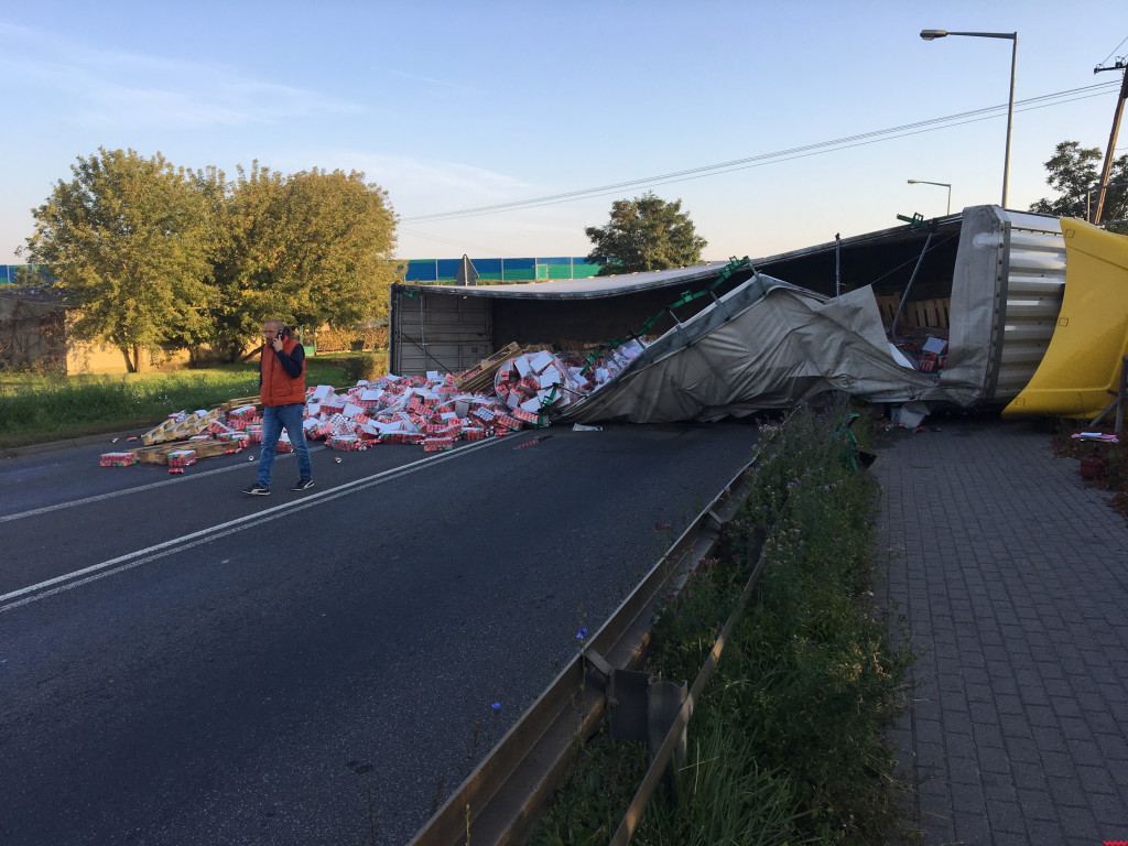 Ruch w stronę Miłosławia już odblokowany – TIR wywieziony w bezpieczne miejsce