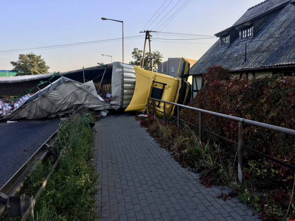 Ruch w stronę Miłosławia już odblokowany – TIR wywieziony w bezpieczne miejsce