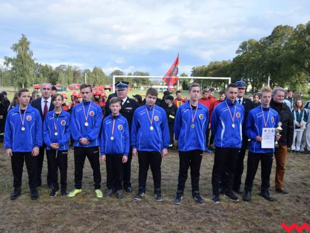 Drużyny strażackie z gminy Pyzdry zdominowały Powiatowe Zawody Sportowo-Pożarnicze w Gorazdowie