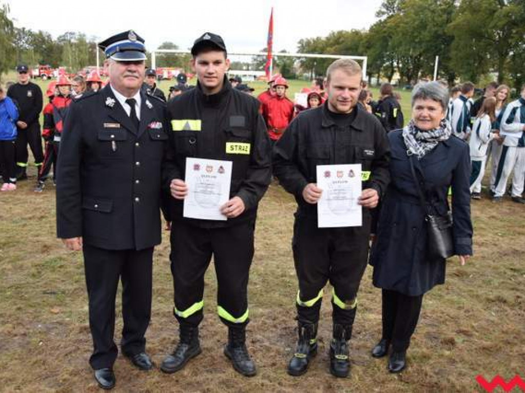 Drużyny strażackie z gminy Pyzdry zdominowały Powiatowe Zawody Sportowo-Pożarnicze w Gorazdowie