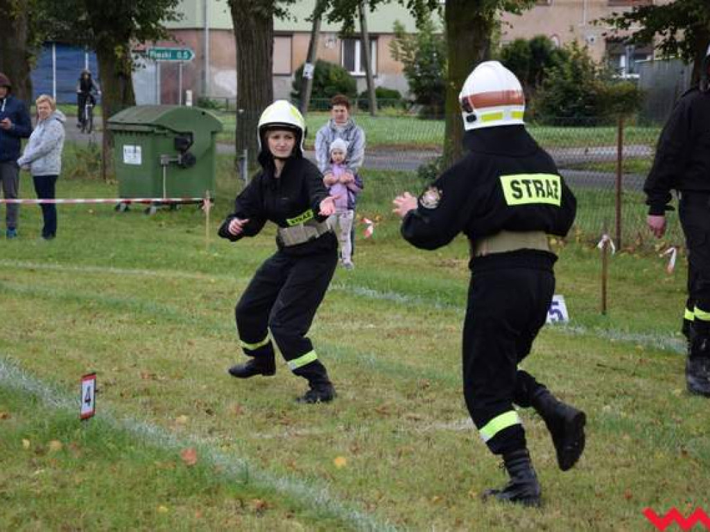Drużyny strażackie z gminy Pyzdry zdominowały Powiatowe Zawody Sportowo-Pożarnicze w Gorazdowie