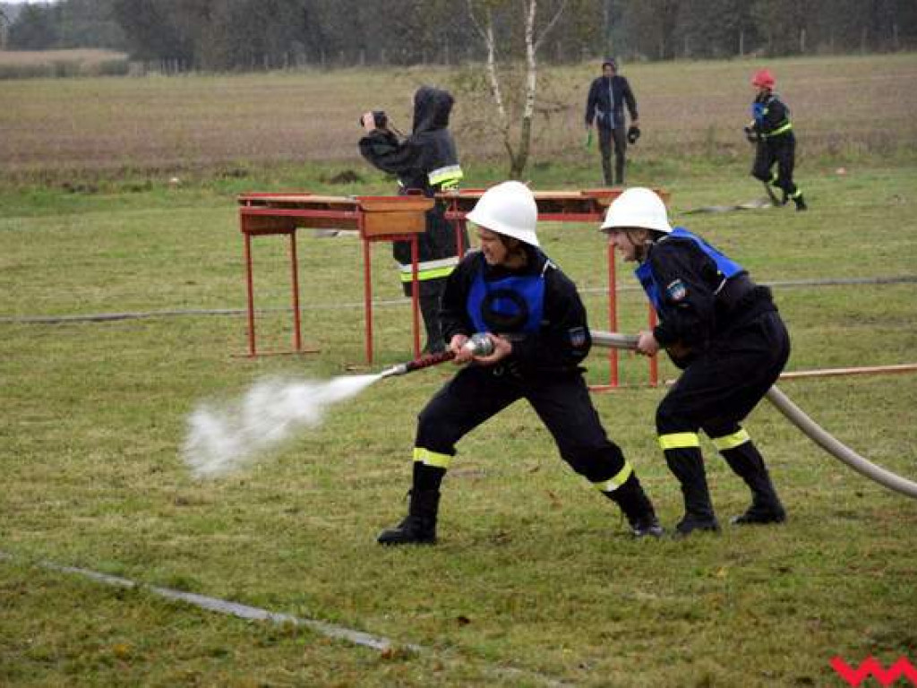 Drużyny strażackie z gminy Pyzdry zdominowały Powiatowe Zawody Sportowo-Pożarnicze w Gorazdowie