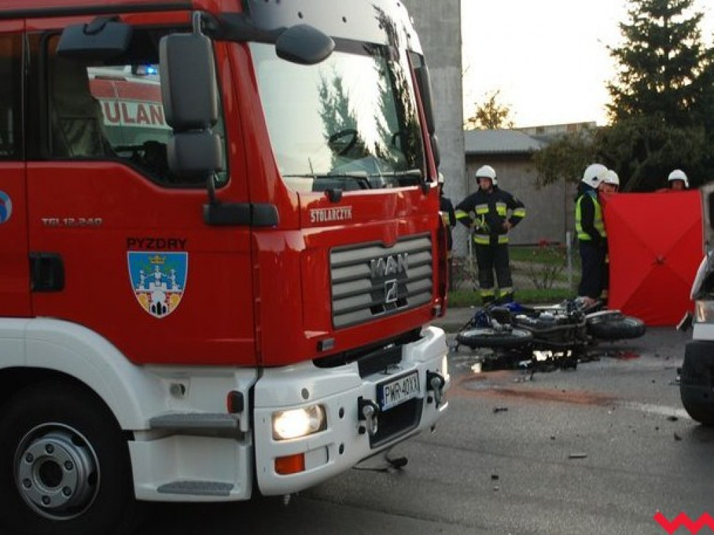 Śmiertelny wypadek motocyklisty w Pyzdrach. Ofiarą jest młody policjant