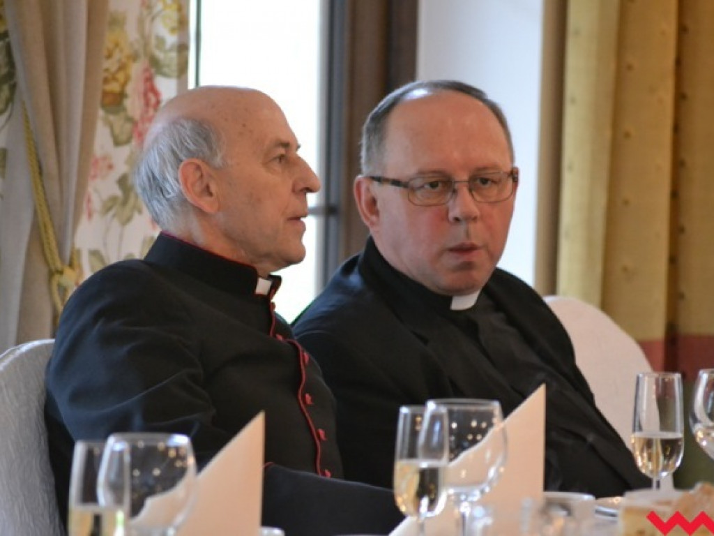 Kwiaty, medale, statuetki i pieniądze dla nauczycieli powiatowych szkół