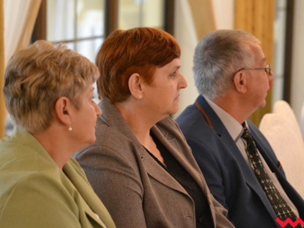 Kwiaty, medale, statuetki i pieniądze dla nauczycieli powiatowych szkół