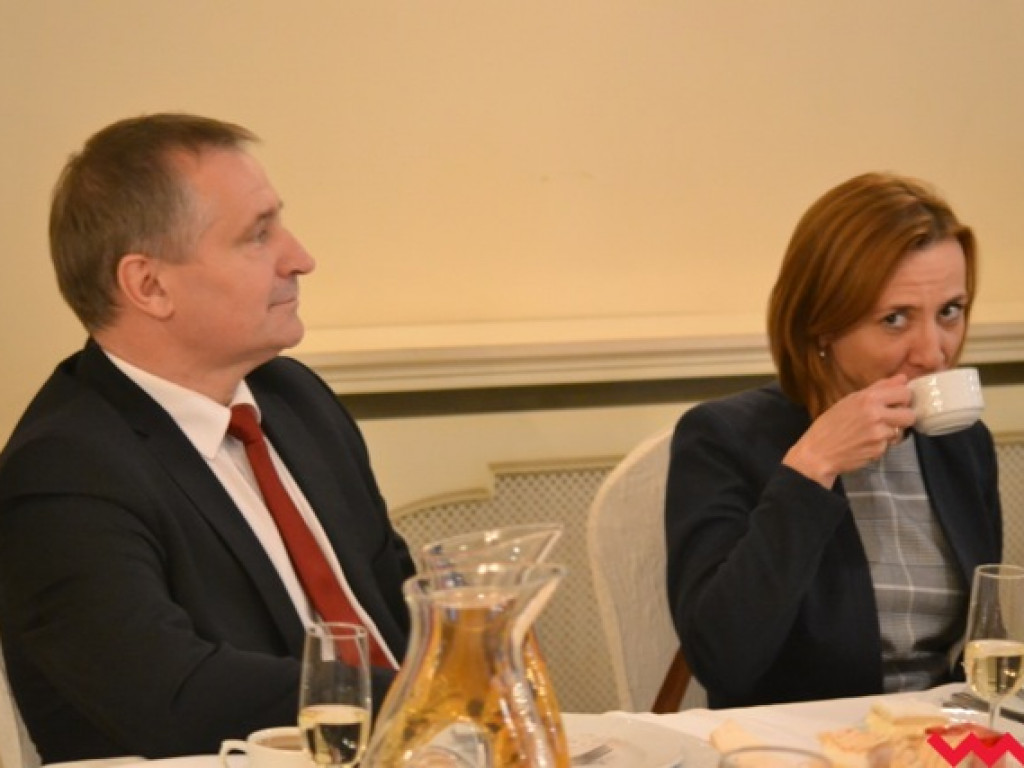 Kwiaty, medale, statuetki i pieniądze dla nauczycieli powiatowych szkół