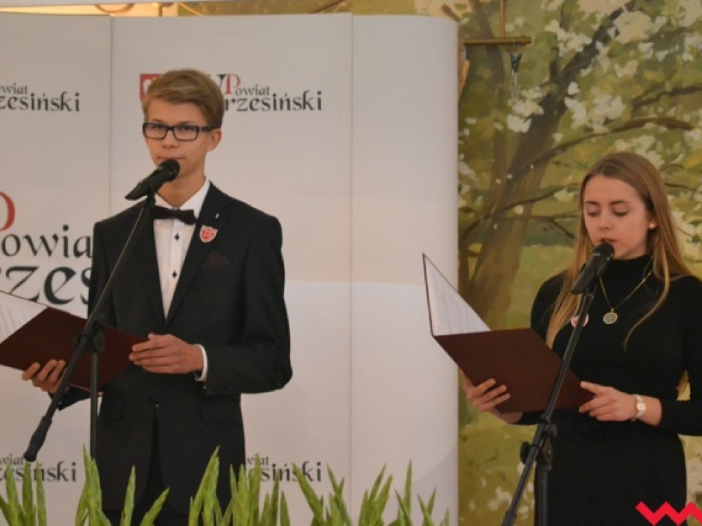 Kwiaty, medale, statuetki i pieniądze dla nauczycieli powiatowych szkół