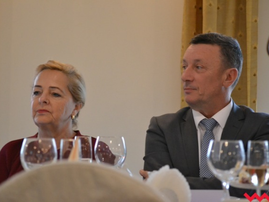 Kwiaty, medale, statuetki i pieniądze dla nauczycieli powiatowych szkół