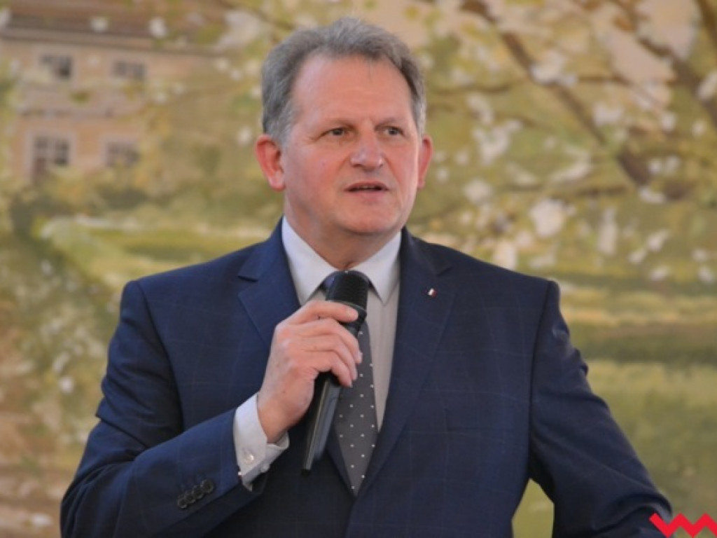 Kwiaty, medale, statuetki i pieniądze dla nauczycieli powiatowych szkół
