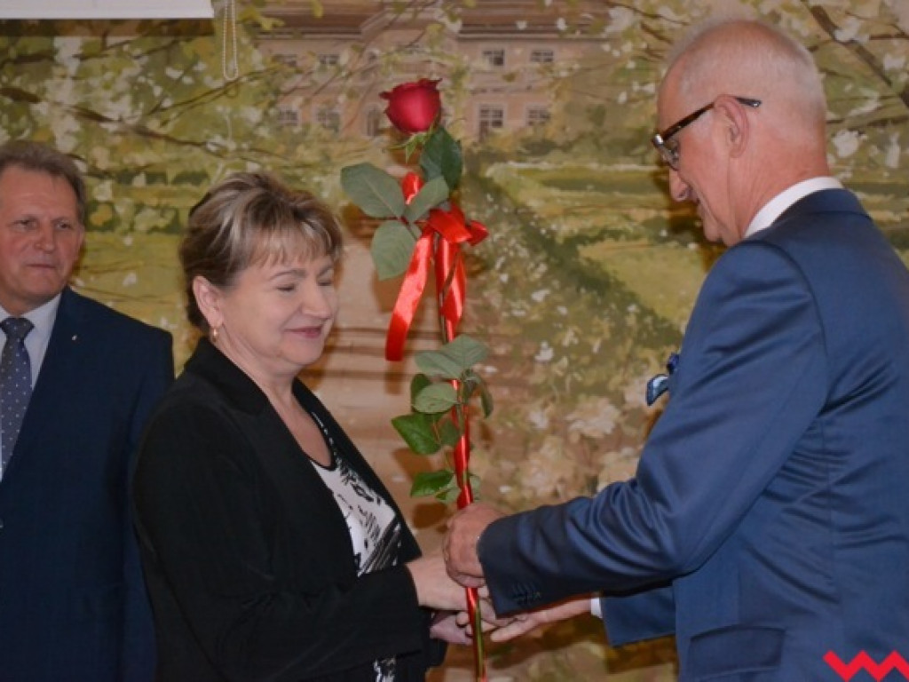 Kwiaty, medale, statuetki i pieniądze dla nauczycieli powiatowych szkół