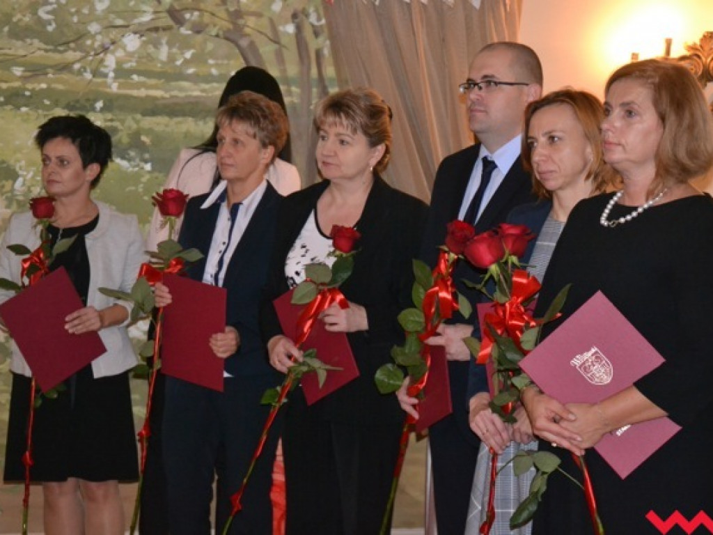 Kwiaty, medale, statuetki i pieniądze dla nauczycieli powiatowych szkół