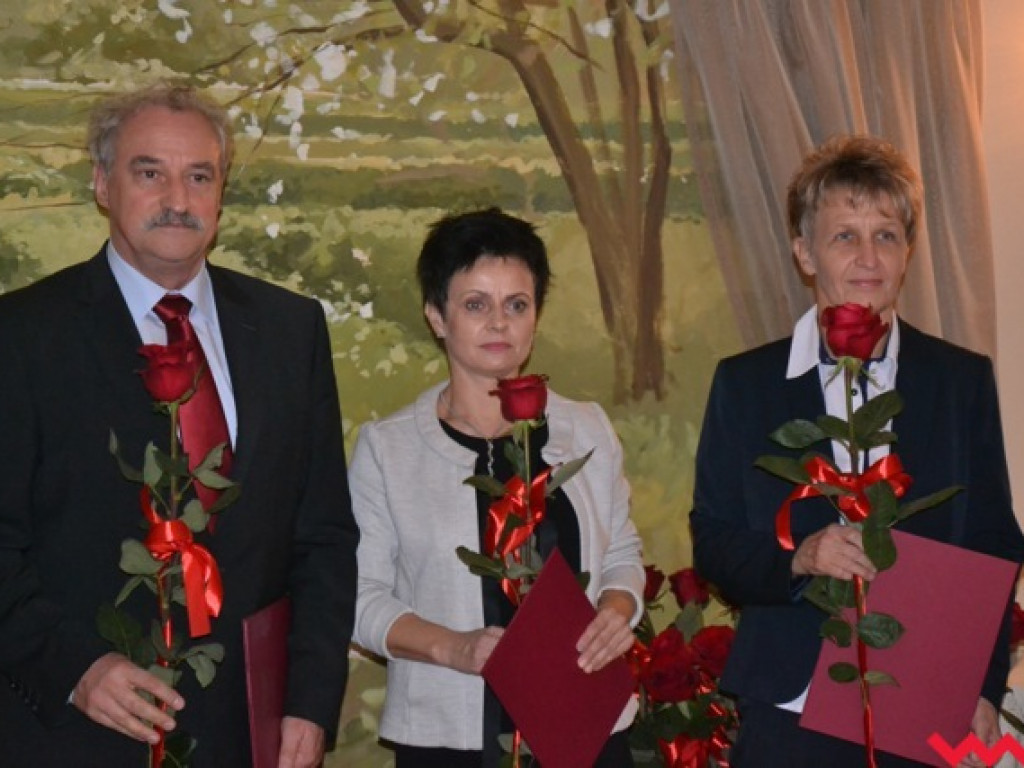 Kwiaty, medale, statuetki i pieniądze dla nauczycieli powiatowych szkół