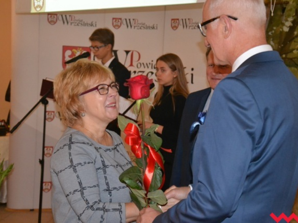 Kwiaty, medale, statuetki i pieniądze dla nauczycieli powiatowych szkół