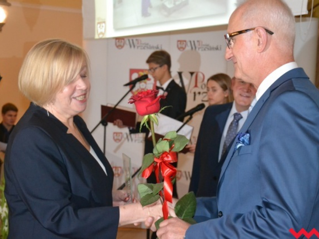 Kwiaty, medale, statuetki i pieniądze dla nauczycieli powiatowych szkół