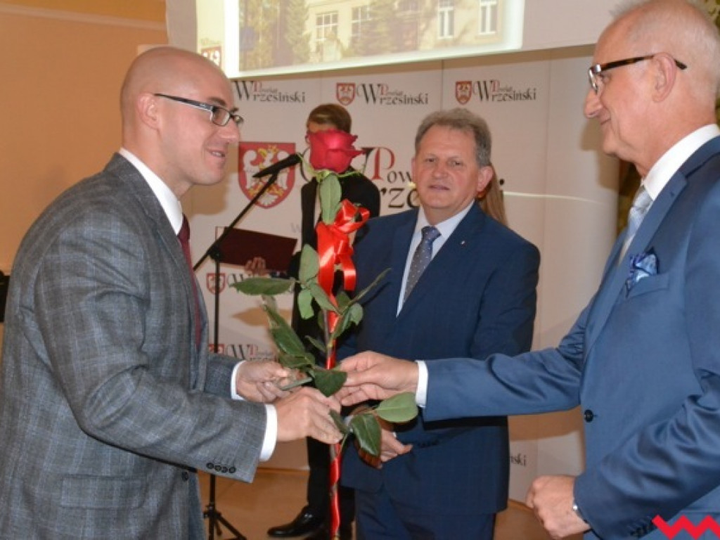 Kwiaty, medale, statuetki i pieniądze dla nauczycieli powiatowych szkół