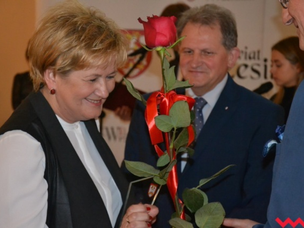 Kwiaty, medale, statuetki i pieniądze dla nauczycieli powiatowych szkół