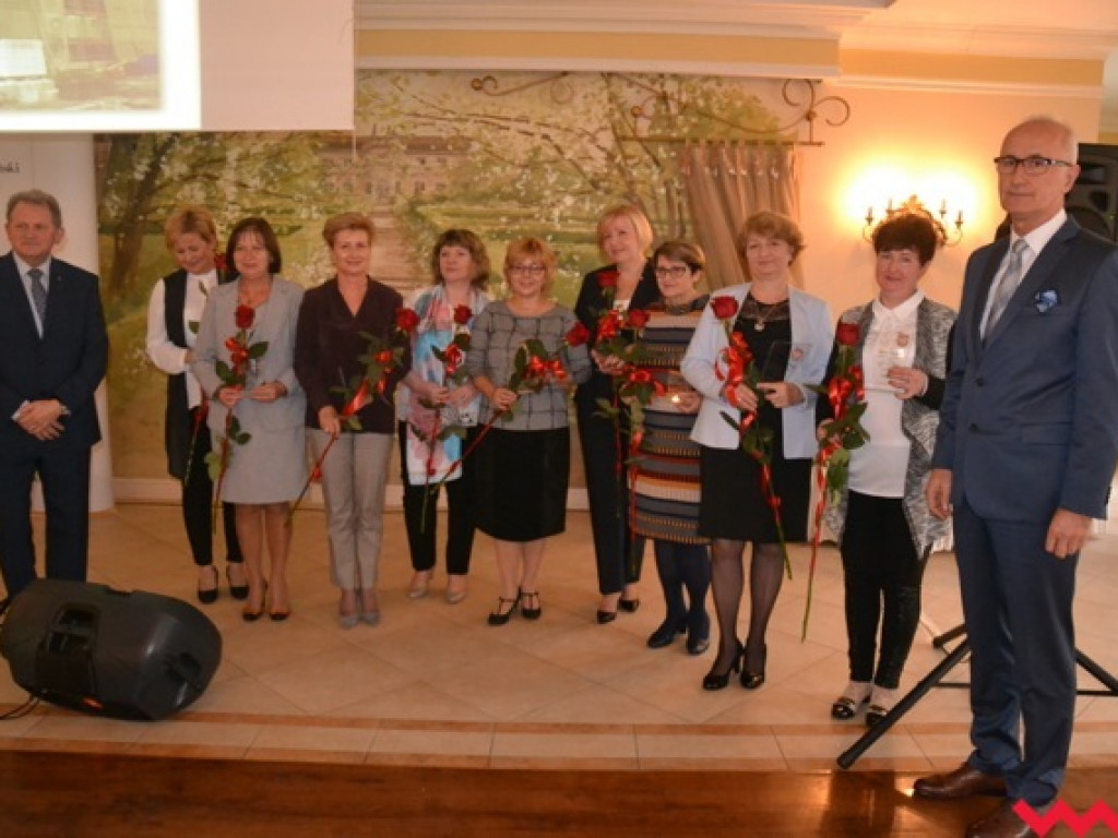 Kwiaty, medale, statuetki i pieniądze dla nauczycieli powiatowych szkół