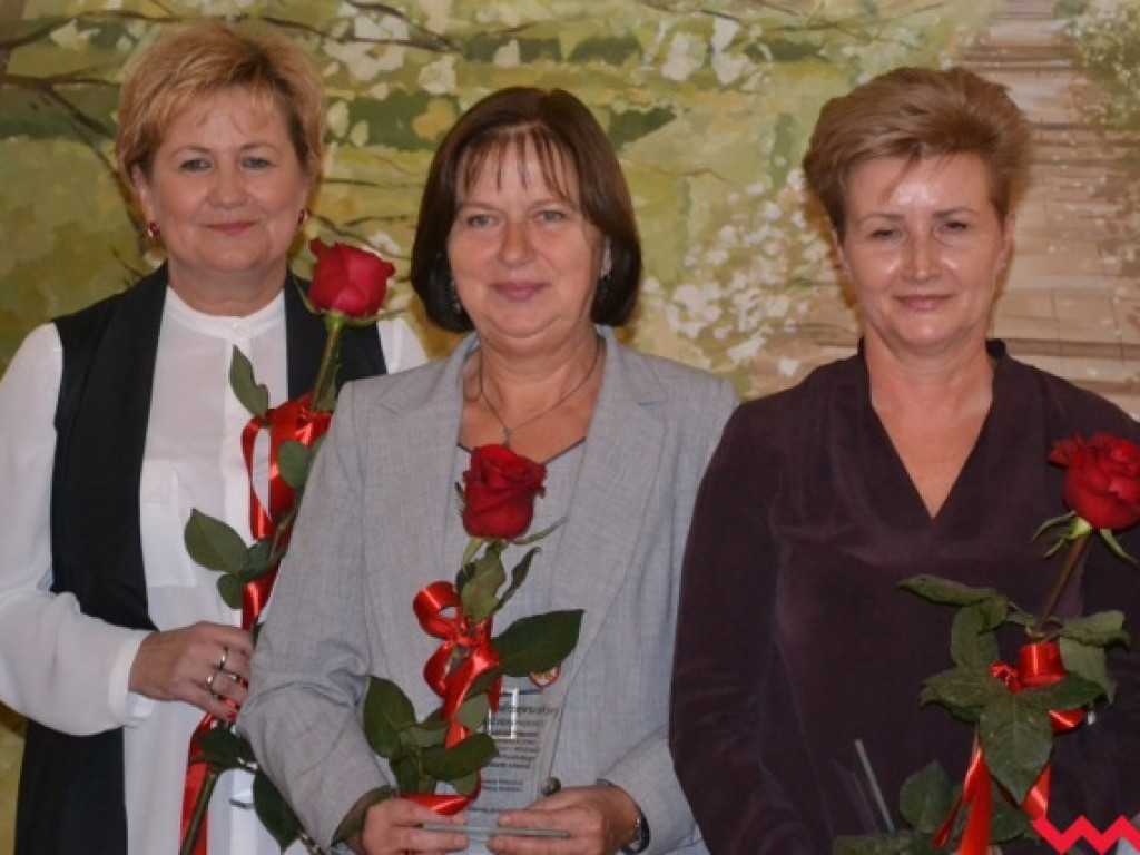 Kwiaty, medale, statuetki i pieniądze dla nauczycieli powiatowych szkół
