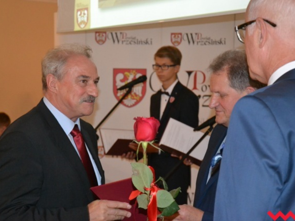 Kwiaty, medale, statuetki i pieniądze dla nauczycieli powiatowych szkół