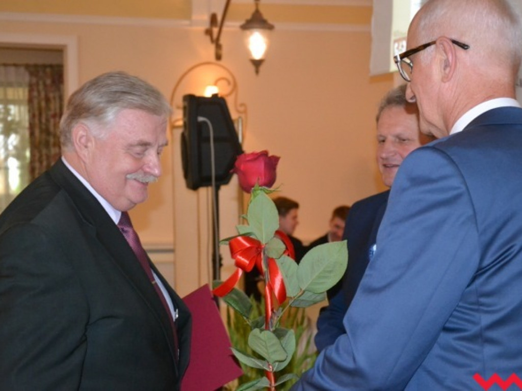 Kwiaty, medale, statuetki i pieniądze dla nauczycieli powiatowych szkół