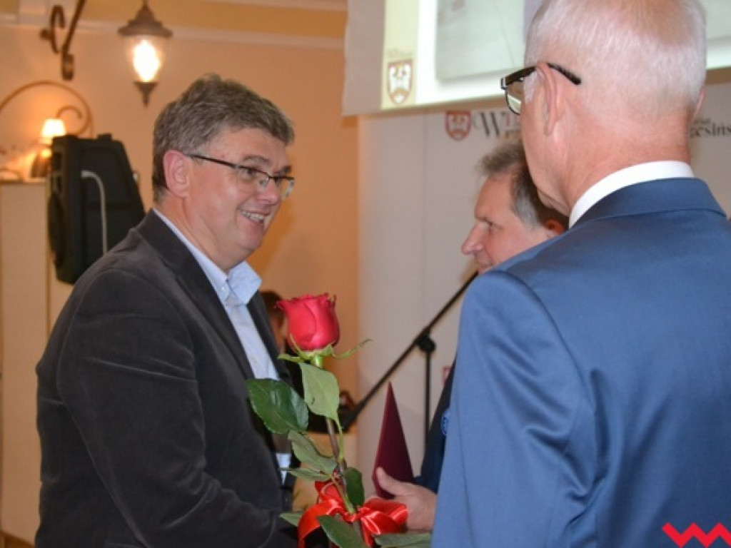 Kwiaty, medale, statuetki i pieniądze dla nauczycieli powiatowych szkół