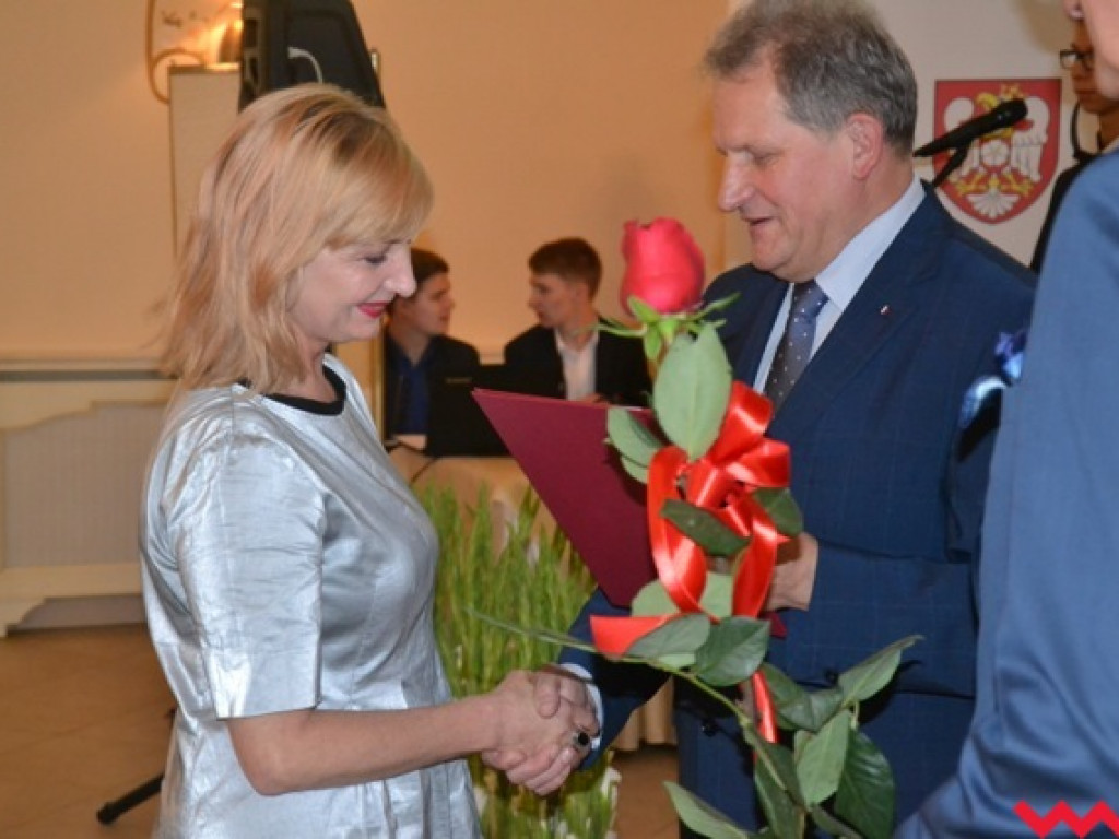Kwiaty, medale, statuetki i pieniądze dla nauczycieli powiatowych szkół