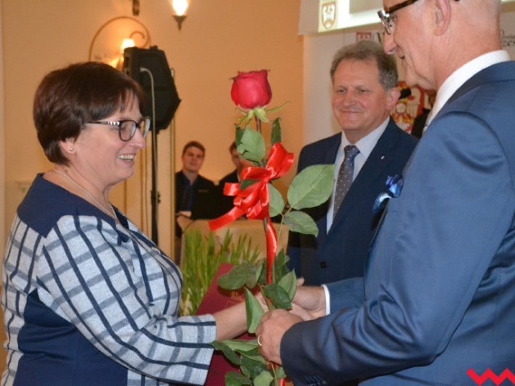 Kwiaty, medale, statuetki i pieniądze dla nauczycieli powiatowych szkół