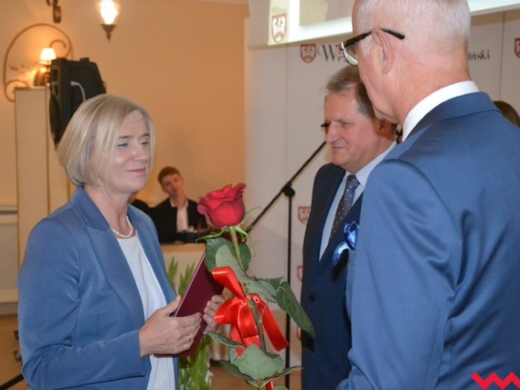 Kwiaty, medale, statuetki i pieniądze dla nauczycieli powiatowych szkół